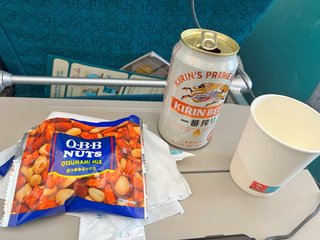 ベトナム航空エコノミークラスで提供されたキリンビールとQBBナッツのおつまみセット
