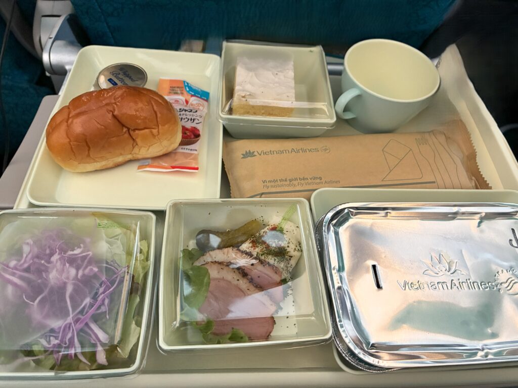 ベトナム航空エコノミークラスの機内食セット(パン、サラダ、ハム、メインディッシュ、デザート付き)