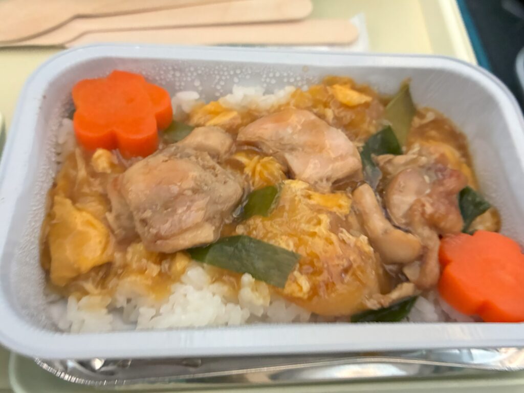 ベトナム航空の機内食メインディッシュ、鶏肉と卵の親子丼風ご飯