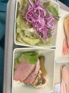 ベトナム航空エコノミークラスのサラダと前菜(ハムとピクルス添え)