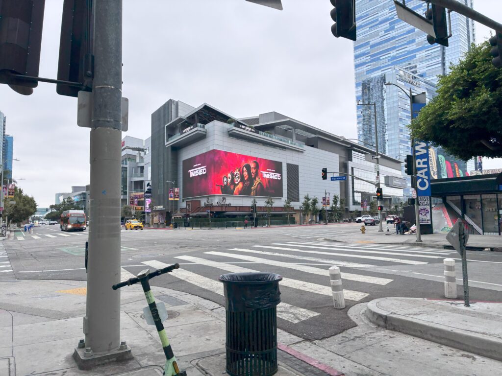 ロサンゼルス・ダウンタウンの交差点に置かれたシェアスクーターLime