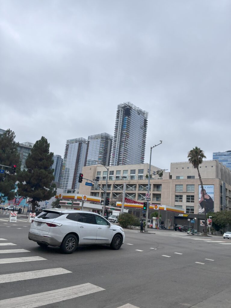 ロサンゼルス・ダウンタウンの高層ビル街と交差点の風景