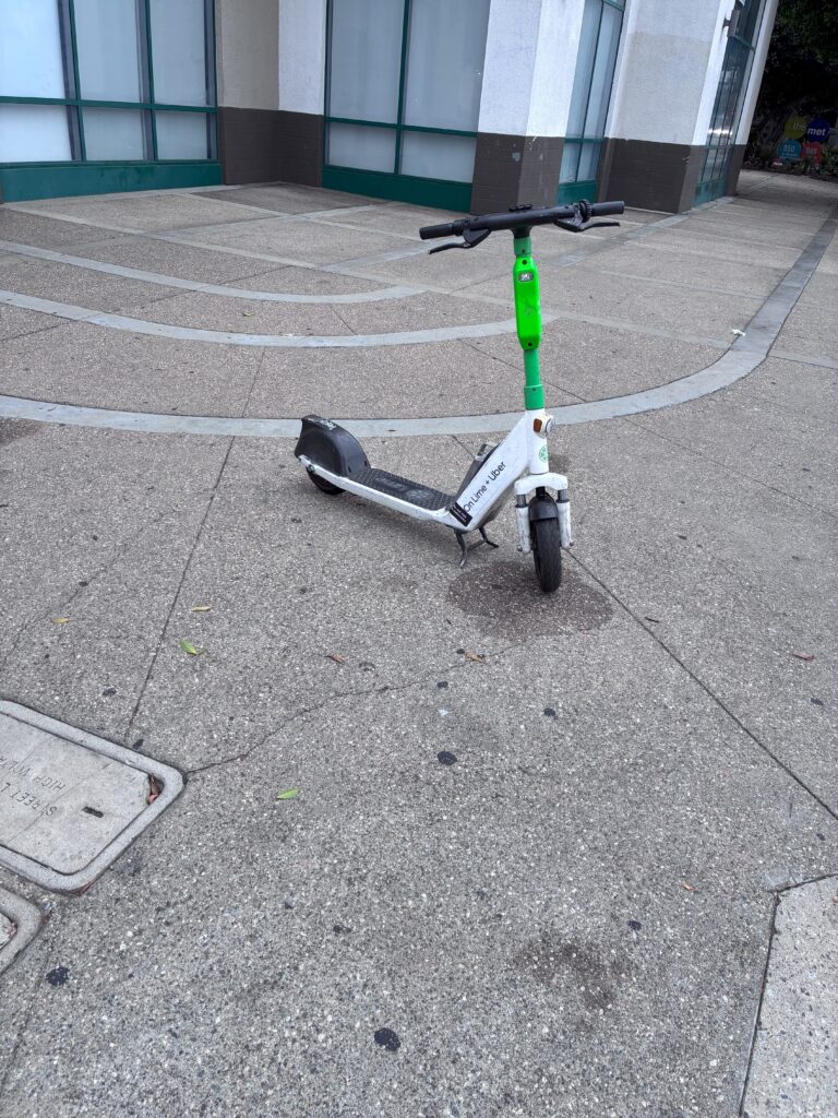 ロサンゼルスの歩道に停められたシェアスクーターLime