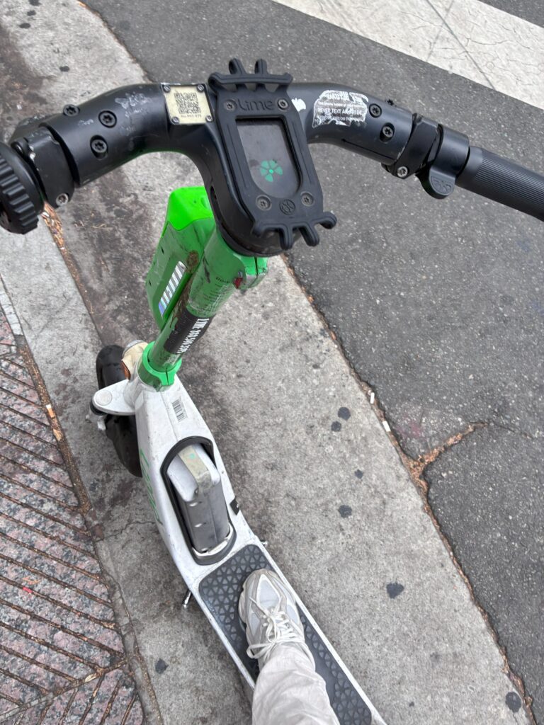ロサンゼルスでLimeの電動スクーターに実際に乗っている様子